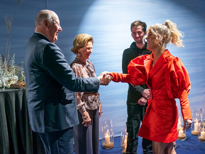 Alan Walker and Julie Bergan are welcomed by The King and Queen. The artists will performe during tonight's friendship dinner. Norwegian-British Alan Walker is currently the most streamed musical artist in China. Photo: Heiko Junge / NTB scanpix